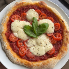 Заквасочная пицца с помидорами и моцареллой