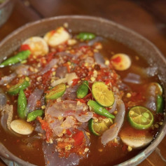 500gr sứa rửa sạch, cho vào 1 lon sô đa với 20gr đường, quậy đều rồi cho ít đá viên ngâm 10 phút.