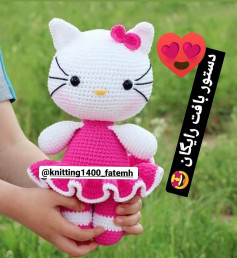 عروسک بافتنی گربه با لباس صورتی و پاپیون