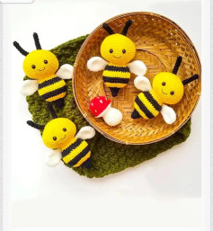 Abejas de ganchillo adorables en una cesta de mimbre