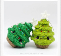 Adorables árboles de Navidad de ganchillo con caritas sonrientes