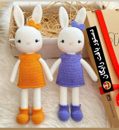 الگوی بافت عروسک خرگوش با لباس رنگی