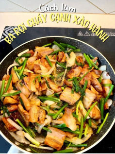 Ba Rọi Cháy Cạnh Xào Hành Thơm Ngon