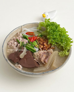 /Bánh canh xương thịt heo/ & bí quyết của H để sáng thức dậy đã có ngay tô bánh canh nóng hổi.