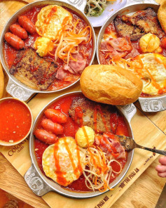 Bánh mì chảo sốt cà chua đậm đà, thơm ngon