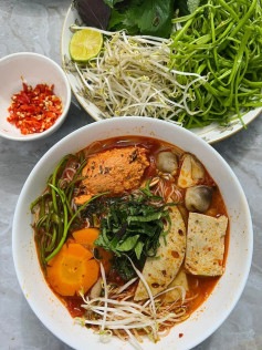 Bún Riêu Gấc Chay Đậm Đà Thơm Ngon Với Rau Tươi Mát