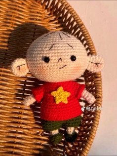 Búp bê móc len dễ thương với áo đỏ và họa tiết ngôi sao