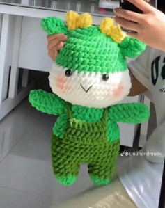 Búp bê móc len hình thú cưng với tai và nơ màu vàng dễ thương