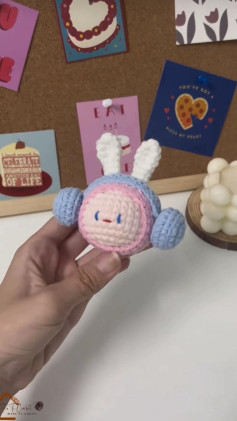 Búp bê móc len hình tròn với tai thỏ dễ thương và tay màu xanh