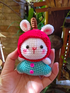 Búp bê thỏ đội mũ táo dễ thương từ len móc