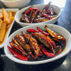 CÁCH KHO CÁ NỤC KIỂU HUẾ “CHẤP HẾT NỒI CƠM”, NGON CHUẨN VỊ XƯA