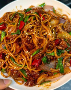 CÁCH LÀM MÌ XÀO BÒ CAY SIÊU HẤP DẪN .