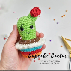 Cactus Amigurumi: Patrón Gratis para Tejer un Cupcake Divertido