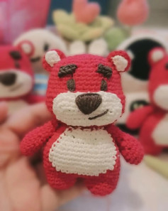 Chart móc len gấu đỏ đáng yêu với biểu cảm dễ thương