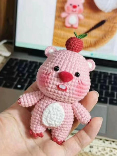 Chart móc len gấu hồng dễ thương với quả dâu trên đầu