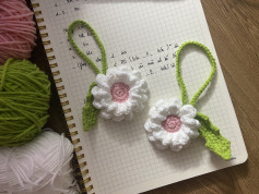 Chart móc len hoa cúc trắng hồng với lá màu xanh