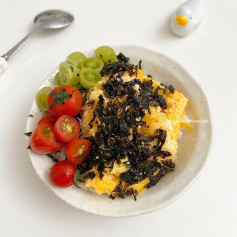 Cơm trứng - cà chua - rong biển