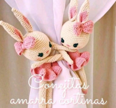 Conejitas amarrando cortinas con encanto y ternura