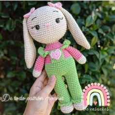 Conejito de crochet con corazón en el pecho, ideal para regalar