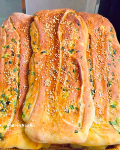 CÔNG THỨC LÀM BÁNH BÁNH NƯỚNG HƯƠNG HÀNH THƠM NGON GIÒN RỤM BÊN NGOÀI, MỀM XỐP BÊN TRONG.