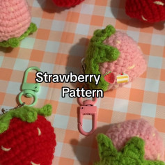 Crochet Keychain Strawberry Design for Crafters and Enthusiasts