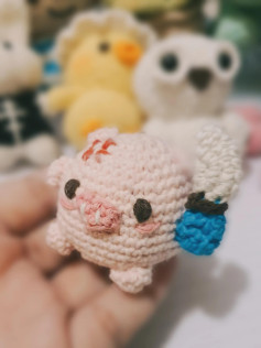 Cute Crochet Pig with Tiny Accessories Pattern