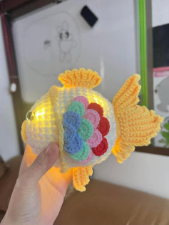Dễ thương cá vàng móc len phát sáng với vảy sắc màu