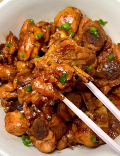 Đùi Gà Xào Hành Lá Đậm Đà Hương Vị Việt