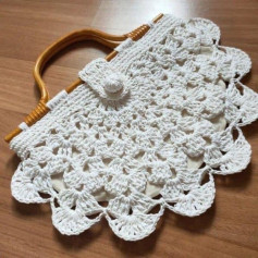 Elegant Crochet Handbag with Wooden Handles and Floral Pattern