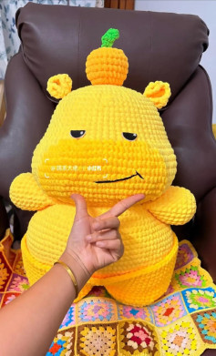 Gấu bông móc len vàng với quả cam trên đầu, đáng yêu và ngộ nghĩnh