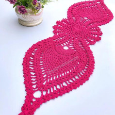 Hermoso camino de mesa de ganchillo en tonos rosas vibrantes