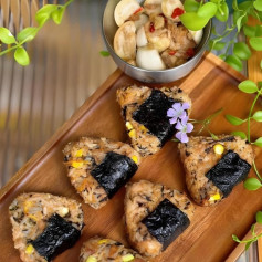 Không biết ai nghĩ ra cái món CƠM NẮM CÁ NGỪ SỐT MAYONNAISE mà bén quá !