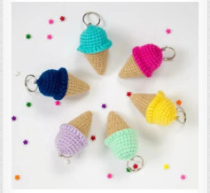 Llaveros de helado de ganchillo en colores vibrantes