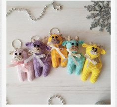 Llaveros de renos tejidos a crochet en colores pastel