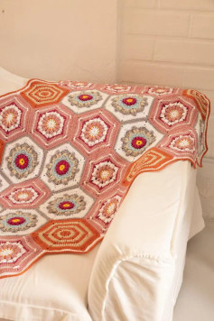 Manta de crochê hexagonal colorida com padrão de flores vibrantes