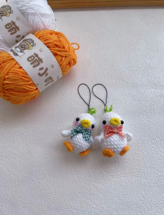 Móc len chú vịt con dễ thương với nơ xinh xắn