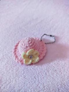 Móc len mũ nhỏ xinh với hoa trang trí