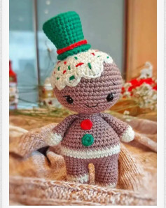 Muñeco de galleta de jengibre navideño con sombrero verde