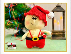 Muñeco de Navidad de ganchillo con regalo en mano