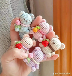 Những chú gấu móc len nhỏ xinh cầm trái cây đáng yêu