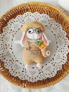 Очаровательный кролик в очках и шляпе, связанный крючком