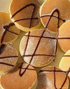 Pancake mềm mịn phủ sốt socola thơm ngon