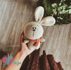 Patrón de conejo amigurumi con bufanda roja