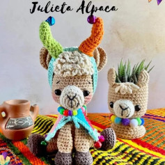 Patrón de crochet de alpaca con decoración colorida y planta