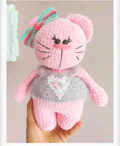 Patrón de ganchillo: adorable muñeco de peluche rosa con lazo