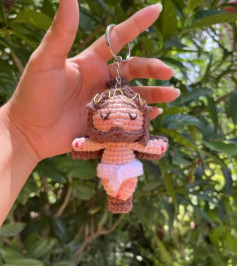 Patrón de llavero de amigurumi de Jesús tejido a mano