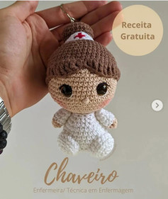 Patrón de llavero de enfermera tejido a crochet fácil y gratuito