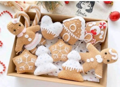 Рождественские игрушки из пряжи: пряничные человечки и снежинки