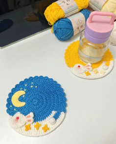 Tấm lót ly hình chú thỏ dưới trăng bằng len móc sáng tạo