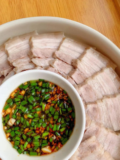 Thịt Heo Luộc Chấm Sốt Hành Tỏi Đậm Đà